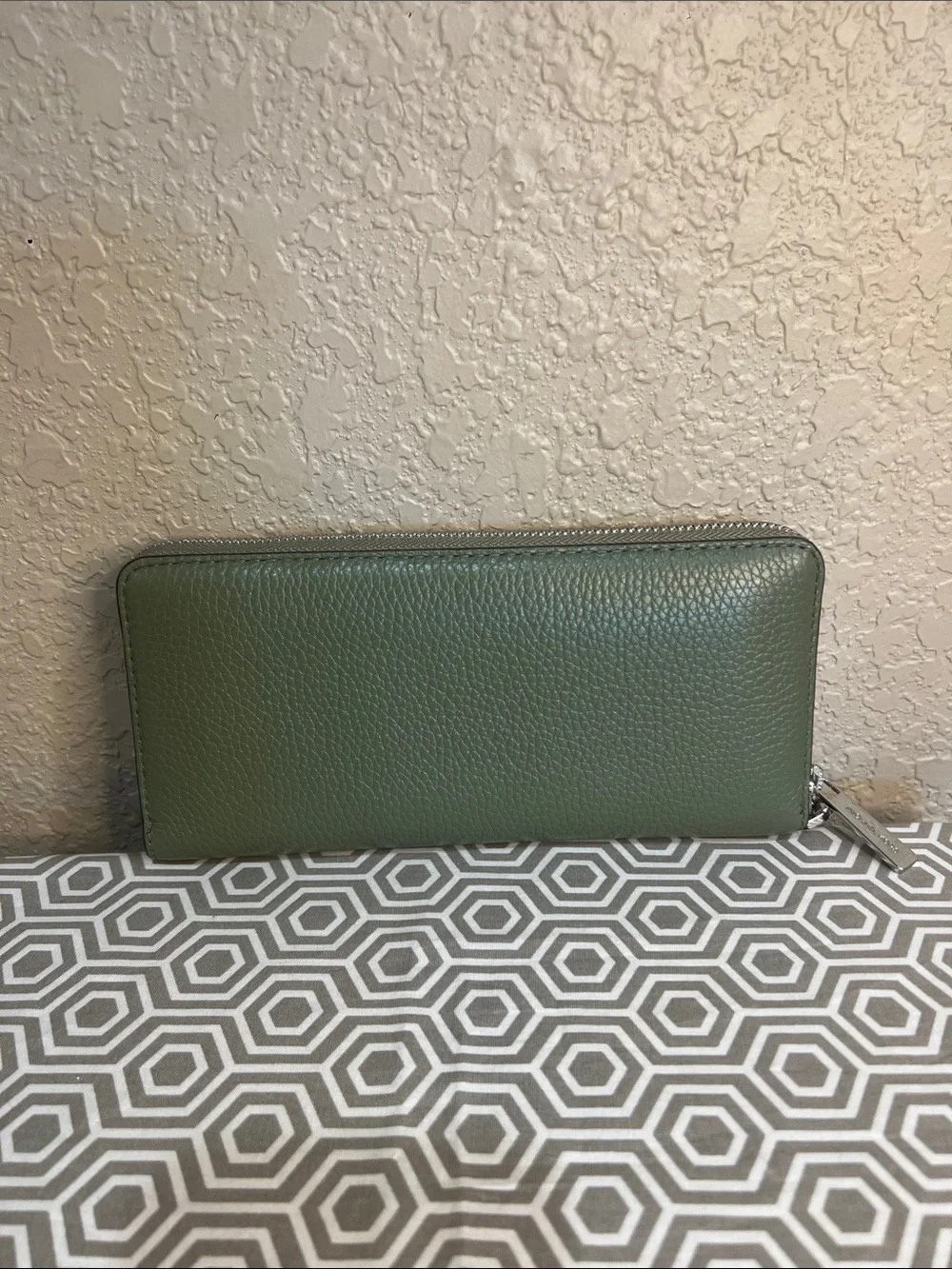 Michael Kors ARMY GREEN LG TRVL continental wallet leather w/detachable strap